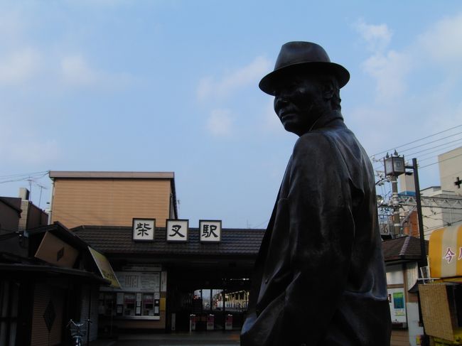 早朝に帝釈天へ行きました。<br />なぜか、寅さんが恋しくなりました。<br />柴又駅から帝釈天参道を歩き、境内へ向かいます。<br />時間的に、ラジオ体操が終了した直後だったようで、<br />早朝でだれもいないと思っていましたが、<br />体操帰りの地元のたくさんの人々とすれちがいました。<br />ふ、ふ、境内へ到着して見たものは？<br />下町ならではの風景に心も晴れ晴れとしました。<br />さて、そのわけは？<br />お楽しみに。<br />