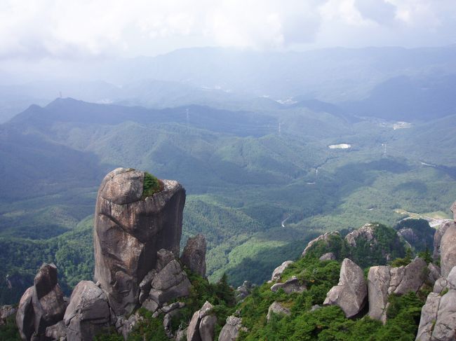 百名山の一つ、岩峰を連ねた特異な景観を持つミズガキ山に登りました。