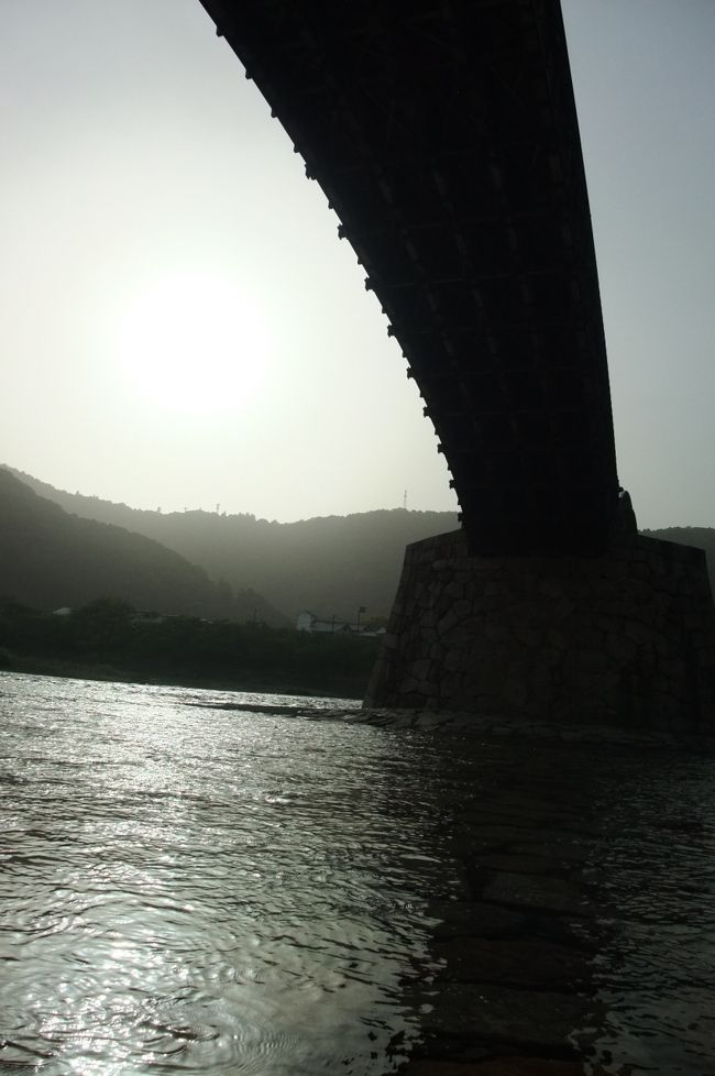 岩国市の錦帯橋へ愛車でお出かけ。<br />当日は春の陽気で天気がとても良く、風光明媚な錦川に架かる木造の橋梁は見ごたえたっぷりでした。芸術的な橋のたもとでは、現地で有名なおかしな？ソフトクリームをおいしく？頂きました。<br /><br />動画もアップしています↓<br />山口県岩国市の錦帯橋と錦川(2011.5.2)<br />http://www.youtube.com/watch?v=4aDZf5xum5k