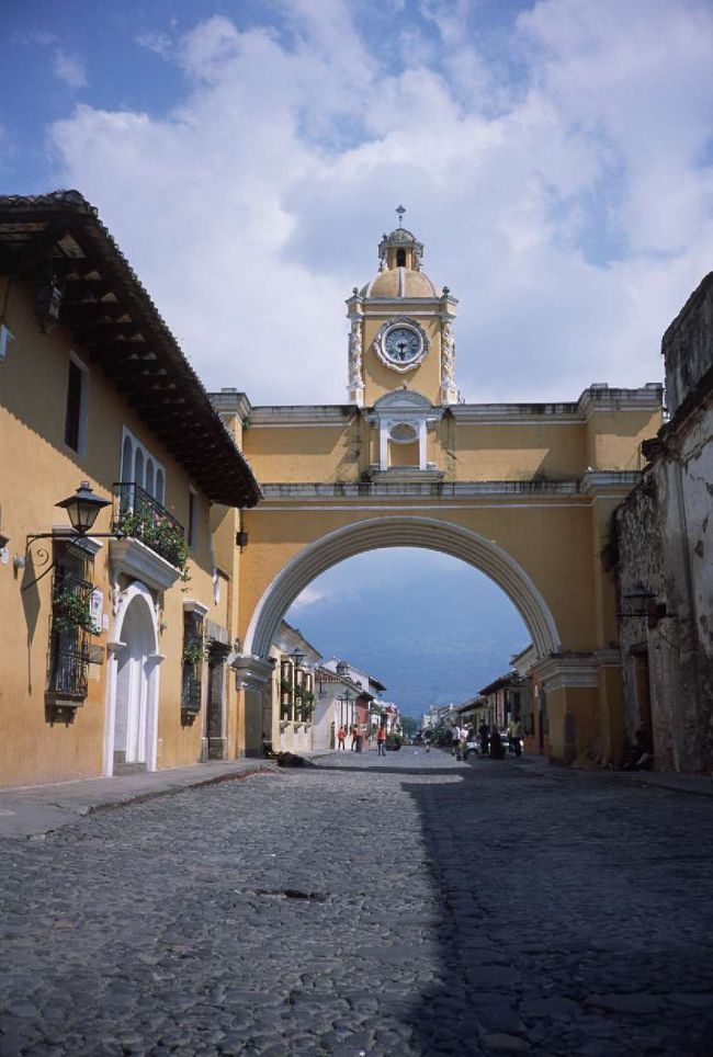 &#39;04年6月に中米グアテマラの旧都アンティグアを訪れました。<br />アンティグアの歴史地区はユネスコの世界遺産に登録されています。<br /><br />アンティグアは、グアテマラ中南部の古都。正称はアンティグア・グアテマラAntigua Guatemara。人口1万6357（1994）。首都グアテマラ市の南西24キロメートル、アグア火山山麓（さんろく）の標高1500メートルに位置する。1979年に世界遺産の文化遺産として登録されている（世界文化遺産）。スペイン植民地時代の首都であったが、1773年の大地震で壊滅したため、1776年グアテマラ市に首都を移した。総督府、大寺院など当時の廃墟（はいきょ）が残っている。　（出典：Yahoo!百科事典）