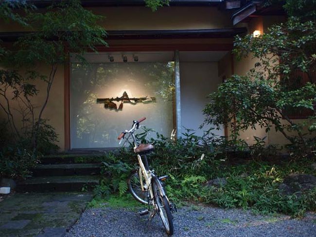 京都のお寺もかなり訪れましたが、最近町屋や古い建物をを改造したギャラリーなどが市内に増えてきました。<br />今日は円山公園内の「eN arts」（えん　あーつ）というギャラリーへ行きました。<br />ここは金・土・日のお昼12時から夕方6時までしか開いていないという少し不便なギャラリーです。本屋でアートを楽しむ京都地図本を見つけ、最注目のアートシーンとあったので、興味を持ちました。<br />2008年オープンしたもと鳥鍋屋だった建物です。ギャラリーだとは気が付かずに通り過ぎそうなので、注意して歩いていくと見つかります。<br />