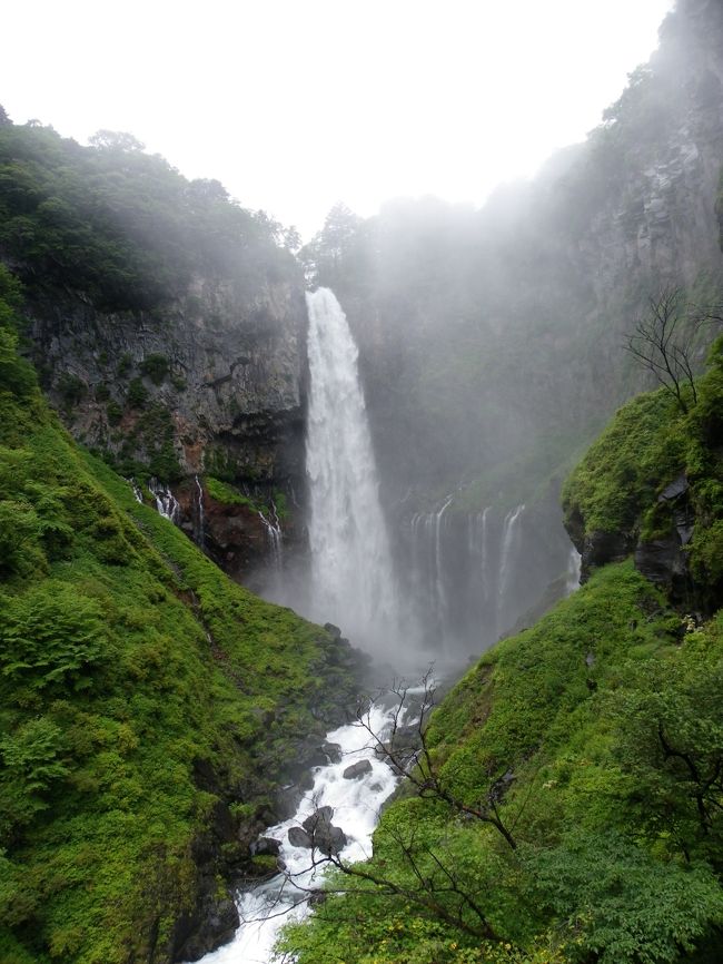 ３日目（8月20日）は当初の予定では那須周辺を観光するつもりだったのですが、前日に『華厳の滝』をちゃんと見ることができなかったので、再チャレンジすることになりました。<br />自称“滝メグラー”のJOECOOLですが、日本三名瀑（栃木県／華厳の滝、茨城県／袋田の滝、和歌山県／那智の滝）をまだ制覇できていないことが心に引っかかっていました。<br />この日、最後に残った『華厳の滝』にようやく訪れることができました。<br /><br />日本の滝百選はこれで78ヶ所めの訪問となりました。<br /><br /><br />『2011夏・栃木県＆群馬県の滝めぐり』ダイジェスト版はこちら→http://4travel.jp/traveler/joecool/album/10594476/