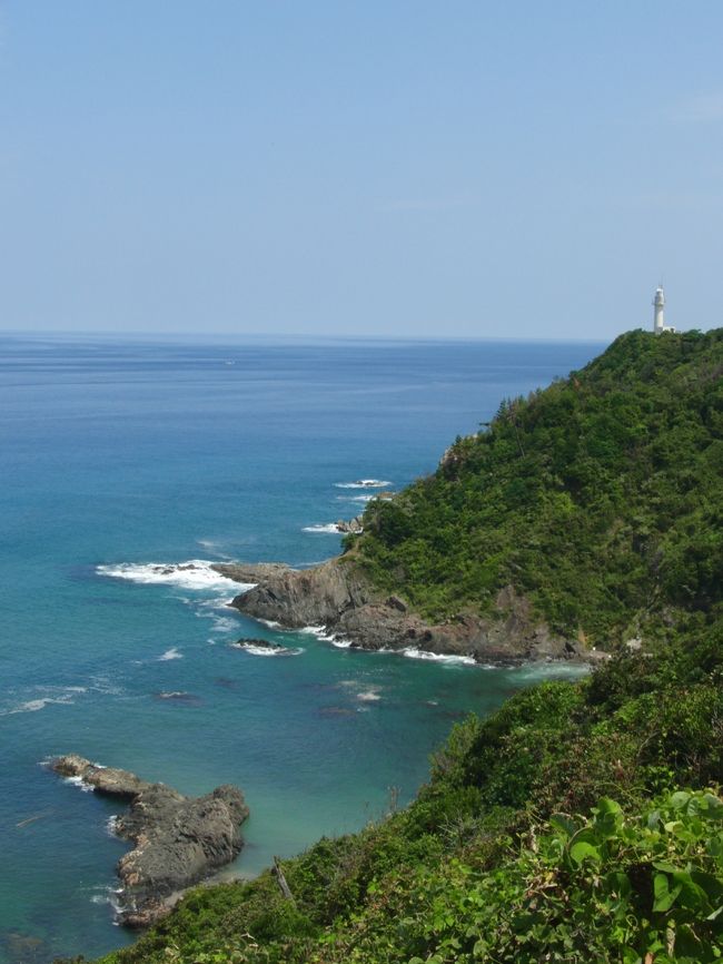 有福温泉を後にし、向かったのは江津駅そばの観光案内所。<br /><br />実はきのう、アクアスへの到着を急ぐあまり、途中で見かけた「辛（から）の崎」の標識をスルーしてしまったことが気になっていたのだ。<br /><br />江津市には柿ノ本人麻呂関連の神社や場所がたくさんあって、以前から興味津々の場所でもあった。<br />案内所には女性スタッフ二人とここの長らしき男性がいたが、とてもうれしそうに人麻呂について色々と教えてくれて、気持ちの良い対応ぶりだった。<br /><br />江津市を人麻呂で盛り上げていきたいのだと言って、張り切っていた。<br />「私はこの間、奈良にある犬養孝先生の記念館にも行ってきたんです。勉強しようと思って。。。」と真面目に語っていて、こちらもうれしくなってくる。<br /><br />十ヶ所以上もある、江津市の人麻呂遺跡をすべて回るのは無理なので（この後石見銀山から出雲市の宿泊先まで行く予定）、迷っていると「辛の崎はいいと思いますよ。あの景色にはみなさん感動されます。」というので、アクアスに戻るようなものだが行ってみることにした。<br />「柿本神社」と「人丸神社」があったが、近くにある「柿本神社」の方にも行ってみた。<br />