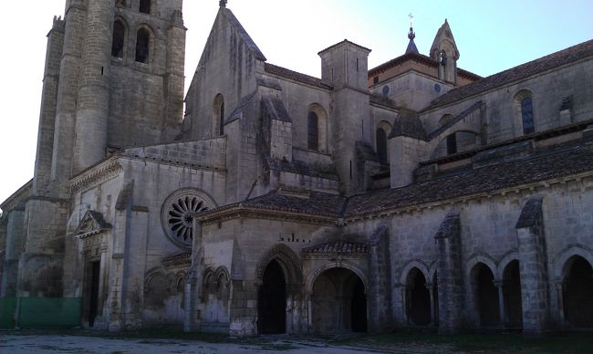 バスク地方を中心の今回のスペイン旅行２日目。<br />ビルバオで友人と合流前は、ブルゴスに滞在。<br />この日は１日目に見なかった場所を観光。<br />ウェルガス修道院やニコラス教会、ブルゴス城周辺を観光しました。