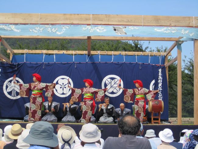綾子舞は、柏崎市の中心から南へ16km離れた鵜川大字女谷の<br />2つの集落(高原田・下野)に約500年前から伝承されてきた<br />古雅な芸能です。<br />綾子舞は女性によって踊られる小歌踊と、男性による囃子舞、<br />狂言の3種類からなっています。<br />頭に、ユライという赤い布をかぶり、美しい扇の手振りと、<br />足をあやにして踊る綾子舞は、扮装や振り・歌詞などが、<br />出雲のお国一座などが始めた女歌舞伎の踊りに極めて似ており、<br />また、狂言にも現存の流派の曲目になく、若衆歌舞伎の演目に<br />あるものを伝えていることなど、初期歌舞伎の面影をよく残し<br />ているといわれています。<br />昭和51年5月4日、芸能史上きわめて価値の高いものと認め<br />られ、国の重要無形民俗文化財に指定されました。<br />地元では、綾子舞の由来について幾つかの説がありますが、今から<br />約500年前の永正年間、越後の守護「上杉房能(ふさよし)」が<br />臣下の長尾為景に討たれた際、房能の奥方であった「綾子」の方<br />が女谷に落ちのび、伝えたものであるという説と、「北国武太夫」<br />という武士が、京都北野神社の巫女(みこ)、「文子(あやこ)」の<br />舞いを伝えたとする2つの説が有力であり、囃子舞と狂言につい<br />ては、江戸時代中期に京都の寺侍・茂田茂太夫という狂言師の夫婦<br />によって伝えられたものであるといわれています。<br />毎年9月の第2日曜日に、伝承地の柏崎市大字女谷で「綾子舞現地<br />公開」を行っています。<br /><br />柏崎市のホームページより