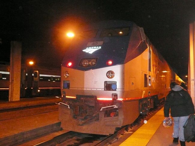 サンフランシスコに滞在していた頃のこと、アメリカの鉄道アムトラックで長距離の旅がしたいなぁと思っていました。<br /><br />そんなわたしの願いを叶えてくれたのが、アムトラックの『California Zephyr』。<br /><br />文字通り、カリフォルニアからそよ風に乗って…シカゴまで運んでくれるわけです。<br /><br />これは利用しない手はない!と、さっそくサンクスギビングデーの連休を利用してシカゴへ出掛けることに。<br /><br /><br />サンフランシスコ―シカゴ往復の航空券のほうが、アムトラックの片道運賃より安いけど…<br /><br />そんなことお構いなし!わたしはアムトラックに乗りたいんだ!<br /><br />と、自分に言い聞かせて、約52時間の車中の旅は始まりました…<br /><br /><br />アムトラックに乗り遅れそうになったり、想像以上にシカゴで楽しく過ごせたり、帰りのフライトが散々だったり…<br /><br />思いがけないことがたくさんあって、それはそれは思い出深ーい旅となりました。