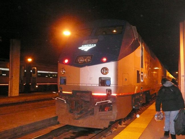 サンフランシスコに滞在していた頃のこと、アメリカの鉄道アムトラックで長距離の旅がしたいなぁと思っていました。<br /><br />そんなわたしの願いを叶えてくれたのが、アムトラックの『California Zephyr』。<br /><br />文字通り、カリフォルニアからそよ風に乗って…シカゴまで運んでくれるわけです。<br /><br />これは利用しない手はない！と、さっそくサンクスギビングデーの連休を利用してシカゴへ出掛けることに。<br /><br /><br />サンフランシスコ―シカゴ往復の航空券のほうが、アムトラックの片道運賃より安いけど…<br /><br />そんなことお構いなし！わたしはアムトラックに乗りたいんだ！<br /><br />と、自分に言い聞かせて、約５２時間の車中の旅は始まりました…<br /><br /><br />アムトラックに乗り遅れそうになったり、想像以上にシカゴで楽しく過ごせたり、帰りのフライトが散々だったり…<br /><br />思いがけないことがたくさんあって、それはそれは思い出深ーい旅となりました。