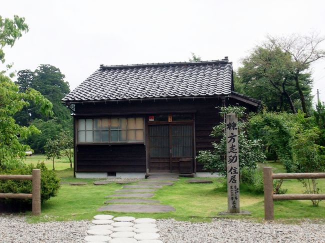 　五箇山〜福光〜金沢と旅した福光編です。<br />　朝、宿泊していた庄川温泉郷の薬師温泉「庄永閣」を後にした私達は、道の駅井波の木彫りの里・創遊館に立ち寄った後、福光へと向かいます。<br />　この7月18日にも信州の帰り道、北陸道経由で、井波や利賀村に立ち寄っている私達ですが、この時は時間の都合で、福光までは足をのばせませんでした。そこで、今回立ち寄ったというわけです。<br />　福光は棟方志功が疎開していた地で、「棟方志功記念館」や福光美術館などに、かなりの棟方志功の作品がのこされています。私達は、このうち、棟方志功記念館・愛染苑、鯉雨画斎を鑑賞、新町・あさがお通りを歩いてきました。