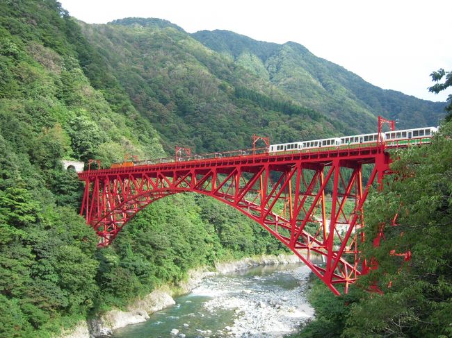 初めての宇奈月温泉とトロッコ電車・高速バスでの1泊2日旅。<br /><br />好天予報で前日に高速バスと宿を予約。宇奈月温泉宿泊、トロッコ電車で黒部渓谷をのんびり行く。黒部は険しい山中の急流にたくさんのダム、水力発電所があり、多くの人たちが働いている。早朝の宇奈月駅は仕事に出かける人たちが大勢いた。トロッコは本来山中の鉄塔や送電線など発電設備や河川の維持管理をするこういう人たちのためにあるのだと実感した。急流黒部の流れは美しい。しかし大木のナラ枯れも目立つ。<br /><br />9/12（月）8:40名古屋BT→富山駅前12:23着昼食/13:10富山電鉄特急→宇奈月14:16着（散策・20:15〜おわら踊り講習＆町流し）<br /><br />9/13（火）7:57宇奈月トロッコ駅→欅平9:12着（猿飛峡〜名剣温泉〜欅平足湯）12:47発→宇奈月14:07昼食/14:45普通→富山16:22/16:40→名古屋20:15着<br /><br />宿：フィール宇奈月（朝食付6990円）<br />交通費：高速バス富山往復7200円・富山電鉄1790×２+200=3380円・トロッコ電車欅平往復食事券付3360円<br />食事：白エビ天丼740、白エビそば、かまぼこなど<br />土産：マス寿司1200、とち黒豆餅、栃あめなど<br />その他：温泉入浴700円、<br />