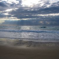 ゴールドコースト 光に包まれた朝の砂浜
