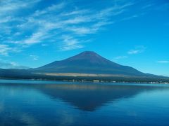 早朝 山中湖畔にて、逆さ富士を眺める ！