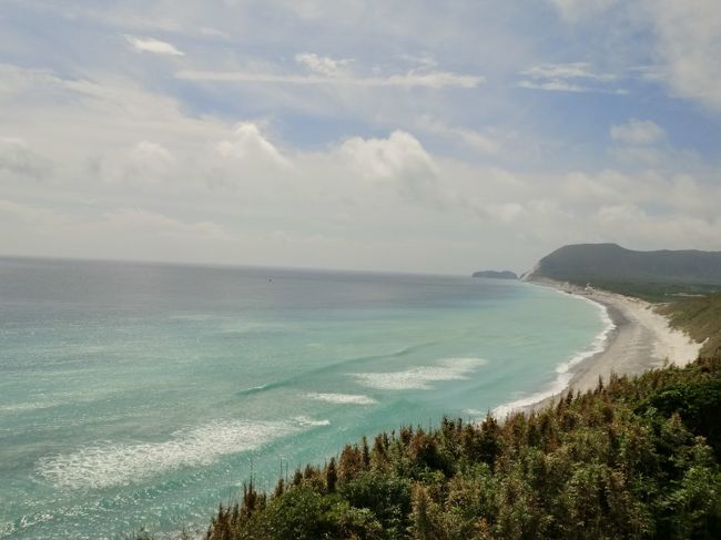 初めての「島」旅行は、伊豆諸島の「新島」と「式根島」。<br /><br />会社の同僚の「アキしゃん」に連れてきてもらいました。<br /><br />同じ日本とは思えない海のキレイさに感動。<br />式根島ではカヤックにも初挑戦しました！<br /><br />１日１日新しい出会いがあり、たくさんの人の優しさに触れることが出来、さらに今後も仲良くしていける素敵な友達も出来ちゃいました！<br /><br />すごくのんびりしていて、でも人生の刺激になった旅。<br />こんな旅初めて〜(人&#39;∀&#39;*)<br />