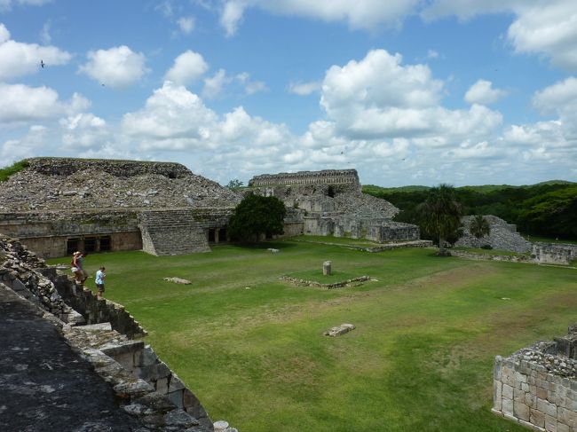 メキシコに到着して、いよいよユカタン半島の遺跡観光に出掛けます。<br /><br />グアテマラでは連日夜中に起きだしていましたが、今日も明日も午前9時の出発なので、のんびり起きることができて嬉しいです。<br /><br />今回も現地の1日ツアーに参加し、まずは、ウシュマルから南東にある、カバー遺跡に向かいます。