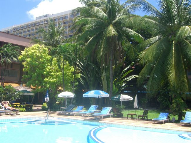 タイ・パタヤのホテル４つを経験しながら、屋外プール・サイドで過ごす。<br />費用対効果で　安価ながらもリゾートホテルののんびりとした休暇を過ごす。<br />機内２泊、現地ホテル５泊の計８日間で総費用７万６千円程度です。