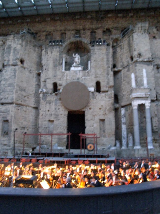 ローマ時代には　８、９万人が暮らす　大きな都市であったオランジュ。<br />大規模な野外劇場、競技場、神殿　なども作られていたそうですが　その頃の姿を　今に伝えるのは　この古代劇場の遺跡です。<br /><br />オランジュの古代劇場で　毎年　夏に開催される音楽祭、コレジー・ド&#39;ランジュ。　2007年は　佐渡裕氏　指揮の　マダム・バタフライ。<br /><br />10か月程前に　日本から予約を入れて　座席も前から3列目。<br /><br />この日程に合わせての　南仏の旅　です。<br /><br />夜　９時半から　始まったオペラは　終了したのが　０時４５分。<br /><br />たっぷりと　余韻を楽しみながら　一日が終わります。<br /><br />行程<br />7/5 リヨン泊<br />7/6 リヨン泊<br />7/7 オランジュ泊<br />7/8 アヴィニョン泊　リル・シュル・ラ・ソルグ日帰り<br />7/9 アヴィニョン泊　アルル日帰り<br />7/10 マザン泊　アルル近郊の向日葵を眺め　フォンティーヌ・ヴォークリューズ、ゴルド、セナンク(ラヴェンダーの時期なので)、ボニュー、マザンに戻る<br />7/11 マザン泊　ヴェントゥー山、セニョン、行く予定ではなかった　ボリーの村と　ペルヌ・レ・フォンテーヌに寄り道　マザンに戻ります。<br />7/12 マザン泊　シュトー・ヌフ・ドゥ・パフ、ヴェゾン・ラ・ロメーヌ　日帰り<br />7/13 エクサン・プロヴァンス泊<br />7/14 ニース泊　エクサン・プロヴァンスから　ヴァランソール経由　ムスティエ・サントマリー、ヴェルドン渓谷、ニース入り。<br />7/15 ニース泊　フレジュス、グルドン、トゥレット・シュル・ルーをチラ見、ヴァンス、サンポール・ド・ヴァンス、ニースに戻る。<br />7/16 ロンドン泊　ニースからエズ、モナコ、マントン、ニスに戻り　ロンドンへ移動　 <br /><br />
