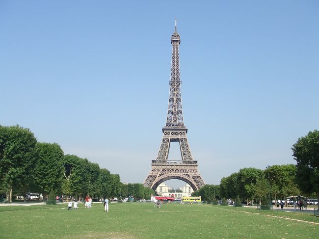 初めて訪れたヨーロッパは、フランスでした。<br /><br />パリのきれいな街並み、田舎の田園風景、かわいい民家、ヴィクトリア時代の豪華な建築物。どれもみな見ごたえがあって、また訪れたいと思いました。<br /><br />≪日程≫<br />・１日目　成田⇒パリへ　パリ市内自由散策<br />・２日目　パリ市内自由散策<br />・３日目　パリ⇒モンサンミッシェル観光、宿泊<br />・４日目　モンサンミッシェル自由行動⇒パリへ<br />・５日目　ロワール古城めぐり１日ツアー<br />・６日目　ヴェルサイユ宮殿半日観光ツアー、パリ市内自由散策<br />・７日目　空港へ移動⇒日本帰国