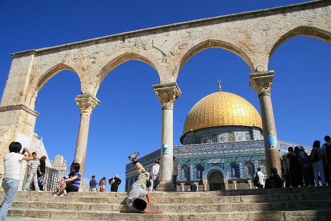 　次の目的地はいよいよエルサレム旧市街。<br />今回のイスラエル旅行の大本命です！！<br /><br />　エルサレムと言うと宗教対立とかテロとか色々あって、観光客が気軽に行っちゃダメそうなイメージがありますよね？<br />　でも現地に行ってみるとイメージとは違う場所でした。<br /><br />危険なようで意外と安全。<br />厳粛な聖地かと思ったら意外とミーハーな観光地。<br />先進国っぽくもあり、後進国っぽい。<br />共存しているようで、やっぱり仲が悪いイスラエル人とパレスチナ人。<br /><br />　ユダヤ教・イスラム教・キリスト教、それぞれの信者の他にたくさんのミーハーな観光客。そしてマシンガンを持ったイスラエル兵…<br />、エルサレムは世界中でここにしかない不思議な雰囲気を持つ街でした。<br /><br />　やっぱり現地に行かないと解からないね！(^_^)<br /><br /><br />【今回訪問する世界遺産】<br />第１４９弾「エルサレム旧市街とその城壁群」<br /><br />□8/20(土) 成田空港出発(16:55) → バンコク・スワンナプーム空港着(21:25)<br />□8/21(日) バンコク発(10:30) → テルアビブ空港着(07:20)→メギッド→テルアビブ<br />■8/22(月) テルアビブ → エルサレム<br />■8/23(火) エルサレム → ベツレヘム → エルサレム<br />□8/24(水) エルサレム → マサダ → エルサレム →(ヨルダン入国)→アンマン<br />□8/25(木) アンマン → ペトラ → ワディ・ラム<br />□8/26(金) ワディ・ラム →ウンム・アル・ラサース → マダバ → アンマン<br />□8/27(土) アンマン →(イスラエル入国)→ エルサレム→ハイファ<br />□8/28(日) ハイファ → アッコ → ハイファ → テルアビブ空港発(23:05)<br />□8/29(月) バンコク空港着(14:40)→バンコク→バンコク空港発(23:50)<br />□8/30(火) 成田空港着(08:10) → 帰宅<br />