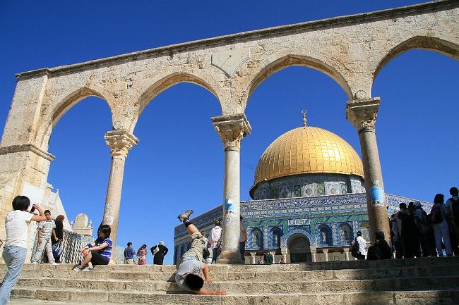 次の目的地はいよいよエルサレム旧市街。今回のイスラエル旅行の大本命です!! エルサレムと言うと宗教対立とかテロとか色々あって、観光客が気軽に行っちゃダメそうなイメージがありますよね? でも現地に行ってみるとイメージとは違う場所でした。危険なようで意外と安全。厳粛な聖地かと思ったら意外とミーハーな観光地。先進国っぽくもあり、後進国っぽい。共存しているようで、やっぱり仲が悪いイスラエル人とパレスチナ人。 ユダヤ教・イスラム教・キリスト教、それぞれの信者の他にたくさんのミーハーな観光客。そしてマシンガンを持ったイスラエル兵…、エルサレムは世界中でここにしかない不思議な雰囲気を持つ街でした。 やっぱり現地に行かないと解からないね!(^_^)【今回訪問する世界遺産】第149弾「エルサレム旧市街とその城壁群」□8/20(土) 成田空港出発(16:55) → バンコク・スワンナプーム空港着(21:25)□8/21(日) バンコク発(10:30) → テルアビブ空港着(07:20)→メギッド→テルアビブ■8/22(月) テルアビブ → エルサレム■8/23(火) エルサレム → ベツレヘム → エルサレム□8/24(水) エルサレム → マサダ → エルサレム →(ヨルダン入国)→アンマン□8/25(木) アンマン → ペトラ → ワディ・ラム□8/26(金) ワディ・ラム →ウンム・アル・ラサース → マダバ → アンマン□8/27(土) アンマン →(イスラエル入国)→ エルサレム→ハイファ□8/28(日) ハイファ → アッコ → ハイファ → テルアビブ空港発(23:05)□8/29(月) バンコク空港着(14:40)→バンコク→バンコク空港発(23:50)□8/30(火) 成田空港着(08:10) → 帰宅