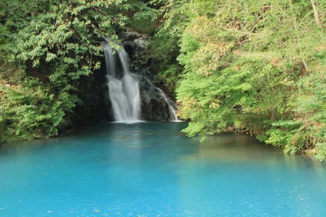 四万の水はキレイなターコイズブルー