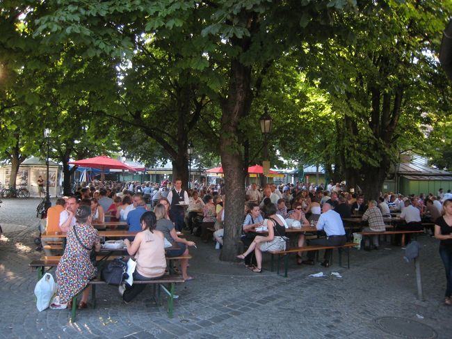出張でミュンヘン〜ハンブルグへ。<br />ミュンヘンへ夕方到着しまだ陽が高かったのでぶらっと散歩しながらヴィクトアーリエンマルクトでビールを1杯。<br />街並みもビールも最高。<br />次の日は、現地の方に地ビール＆ドイツ料理の店「The Paulaner Bräuhaus at Kapuzinerplatz」へ連れて行ってもらったが、こちらも最高に美味しかった。 