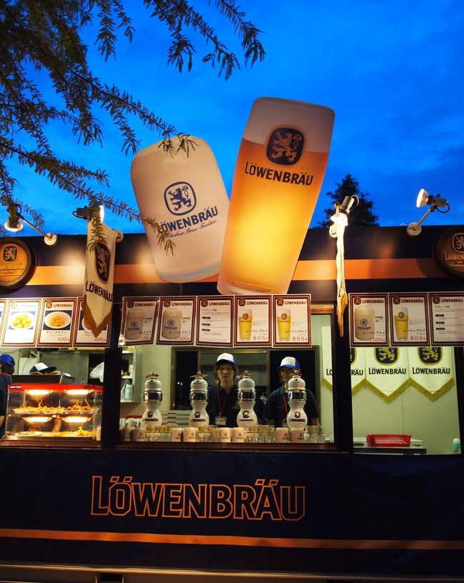 9月16日から25日、大阪は天王寺公園でｵｸﾄｰﾊﾞｰﾌｪｽﾄが開催されています。<br />大阪とドイツのハンブルグ市が友好都市になっているためだそうです。<br />今日がオープニング。ドイツのビール祭りの気分を味わうべく、仕事が終わると友人たちといそいそと出かけてみました(#^.^#)。<br /><br />ちょいキビ判定員としては、会場中にもっとドイツらしい装飾が多かったらより気分も盛り上がるだろうなーと。<br />でも普段飲めないビールを屋外でいろいろ飲めて楽しかったでーす！<br /><br />飲み過ぎ防止のためか価格が高い目なので、よく下調べしてビールの銘柄やﾃﾞｨｯｼｭを狙い打ちした方が良さそうですよ。<br /><br />なにせ10日間という短い日程なので、大急ぎでアップしてみました。<br /><br />お仕事帰りにちょいと寄り道してみてください！