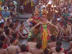 バリ島デビュー第一日目（ウルワツ寺院とケチャックダンス）