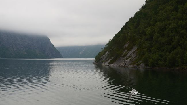 2011.7ノルウエーフィヨルド地帯1300ｋｍドライブ6-HellesyltからGeirangerまでのフェリー（曇り空）