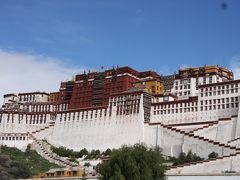 タルチョはためくチベットへの道