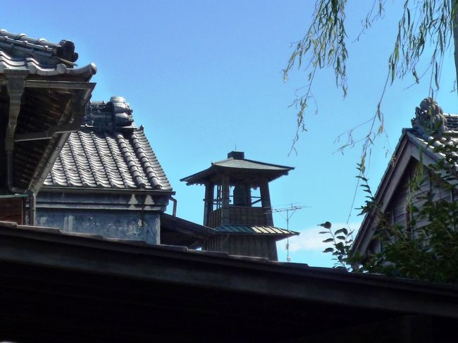 せっかくの三連休、家でじっとしているのも何なんで川越の蔵を見に。<br />私の会社は川越に事業所があり、川越に勤務経験があったものの蔵通りには全く縁が無し。<br />川越駅の出口も反対側だし。<br />実際行ってみて関東でこれほど旧い街並みが残っている街って川越くらい?<br />残暑厳しい中、行った甲斐はあった?<br />それにしても人もクルマも多かった。