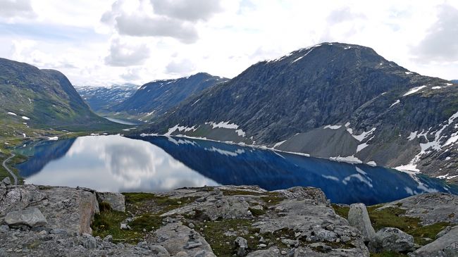 1035にGeiranger着．国道63号線を上りFrydalの展望台へ．GeirangerfjordenとGeirangerの町が見える展望台．雲が惜しい（帰りに雲がない写真撮影）．さらに車で上っていくと急に雲が切れた晴れた．Dalsnibba展望台へ．有料道路は100NOK．途中から砂利道の急坂を登っていく．海抜0ｍから15000ｍの1209展望台．回りには1500-1700ｍ級の山々，下に雲に隠れたGeirangerfjordenがみえる．本当にフィヨルドの所のみ隠れている．1240出発，国道63号線より15号線へ．どんどんと山を下りる．カール上の地形がきれい．1350Oppstrynの集落，あと20ｋｍでStrynだ．これからBrisdalの氷河に向かうことにした．