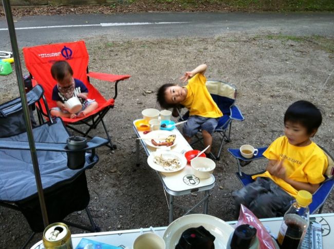 息子を３人生んだ時から・・・ <br />いやいや、長男くんを生んだ時から、ちょっと考えていたこと。 <br />男の子なら、虫嫌いにさせるもんか！何とかアウトドアをやらせたい。 <br /><br />もちろん、私はキャンプの経験はゼロ。 <br />ただ、子供の頃よく行った那須の川の遊歩道を散策したり、 <br />マス釣りしたり、車に布団を敷いて寝たり・・・ <br />断片的な子供の頃の記憶の中で、楽しかった！という思い出。 <br />何か、子供たちにも残してあげたいな〜なんて思ってました。 <br />ちなみに、みっちゃんは子供の頃に何度もキャンプを経験していて、 <br />「子供たちと行くキャンプは絶対楽しい！」と、 <br />虫嫌いの私に幾度となく言い聞かせていました。 <br /><br /><br />あゆちんが1歳になった頃、ホームセンターでＢＢＱのセットを買いました。 <br />実家の屋上に、父の手作りの炉があったためか、 <br />ＢＢＱには馴染みがあったので、すんなり受け入れられた。 <br />そして、三男が生まれてしばらくして、幼馴染から１通のメールが届いた。 <br />「実家にある、キャンプグッズをもらってくれない？」 <br />もう、みっちゃんなんて大喜び！ <br />ロッジ型のオガワのテントと、２バーナー、他にももろもろもらって、 <br />もう行くっきゃないね！！って。 <br /><br />そんな訳で、色々足りないものを買い揃え、色々下調べをして、 <br />連休を利用して、初ファミリーキャンプしてきました！ <br /><br />結果・・・とーっても楽しかった！ <br />虫、いたけどね。もう、そんなの全然大丈夫だった。 <br />帰ってきたら、あんなに苦手だったセミが持てるようになったの、あたし。 <br /><br /><br />榛名湖ＡＣは、下調べ通りで、炊事棟もサニタリー棟もきれいだし（虫は多少いるよ） <br />何より、子供にとても優しいなーって思った。 <br />わたるんがいるのを見て、シャワー室にベビーバス用意してくれたり。 <br />中日には、渋川まで降りてＳＬ見て、近くの遊園地で遊びました。 <br />２泊したけど、たっくん＆あゆちんもちょっとたくましくなった。 <br />お隣のサイトの子と仲良くなり、水鉄砲したり、お菓子やおもちゃを分け合いっこしたり。 <br /><br />まさに、一期一会という言葉が当てはまる。 <br />もう二度と会うことはない、でも、いつか会えるかもしれない。 <br />子供にとって、こういう経験って貴重だな〜なんて思ったりした。 <br />コミュニケーション能力というか、協調性というか・・・ <br />そういうチカラを自然に身に着けてくれるようになるかも〜とか。 <br />まあ、それも親の希望なんだけど（笑） <br /><br /><br />ちなみに、一番楽しんでいたのはみっちゃんです。 <br />たっくんも、来月行く２回目のキャンプのことに夢中。 <br />あゆちんは、テントをたたむ時帰りたくないと泣いてました。 <br />わたるんは・・・おんぶの時間が長くて、わたしはちょっと疲れたかな。 <br /><br />あと、みっちゃんと私だけブヨにやられました（笑） <br />次回は、ブヨ対策しっかりして、ファミキャン楽しみたいと思います！<br />