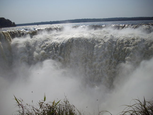 今回も2009年10月に行った古い旅行のブログである。<br />　最初はアルゼンチンの国境を越えてブラジル側から観たのである。<br />イグアスの滝は凄かった。　もう、巨大な滝が地球を壊してしまうのではないかと怖くなるほどだった。私はこれで世界三大瀑布（滝)を観たことになる。<br />　30年ほど前にナイアガラの滝、前年は南アフリカのビクトリアの滝、そして今回のイグアスの滝だ。それぞれの滝が「われこそは世界一」と強調して譲らない。それなりの理由があるのだ。ナイヤガラの滝は水量が世界一、ビクトリアの滝は落差（高さ）が世界一、そして、イグアスの滝は幅が2キロにも及んで世界一なのだそうだ。<br />　私が見た限り、イグアスの滝はスケールの大きさではダントツに世界一だった。<br />　イグアスの滝はブラジル側とアルゼンチン側の両方から見ることが出来る。初日はブラジル側だった。ブラジル側特徴はイグアスの滝の全景を見渡せる。バスから降りて2キロ程のの遊歩道を歩いていくと、滝の前まで張り出している橋がある。この橋を先端まで行くと、もう、滝の飛沫でびしょびしょ。あらかじめ用意して着て行った雨合羽なんか役立たずであった、　ここで見る滝は視野が全部滝となる。立体的に自分に迫ってくる。<br />　晴天だったので、いたるところに虹が掛かっている。虹は空にばかりかかるものでない。光と水滴があれば、光の屈折で虹ができる。満月の夜はルナレインボーと言って「満月に輝く虹」が見られるのだそうだ。<br />　翌日はアルゼンチン側からの滝観賞。滝つぼを覗き込む展望台がある。そこが、イグアスの滝のクライマックスの「悪魔の喉笛」だ。これは原住民がつけた名前だそうだか、正しく「悪魔の喉笛」だった。<br />　ブラジル側に落ちる瀧の飛沫が煙のように立ち上がっている。轟音が地響きとなって体に伝わってくる。科学や機械文明ではとても叶わぬ大自然の凄さを見ることができた。<br />　Ｃ旅行社のハードスケジュールはその日のうちにブエノスアイレスに戻り午後10時過ぎの飛行機（2時間遅れ）でインカ帝国があったリマ（ペルー）に向った。リマに到着したのは午前１時だったが、ペルーとアルゼンチンには２時間の時差があるので、４時間半かかったことになる。ホテルに着いたのが午前２時だった。<br />　朝５時にはモーニングコールで６時にはクスコに行く飛行機に乗るためにホテルを出た。（まるで人間でなく宅急便のよう）その時はまだ元気で疲労がジワッジワッと蓄積されているのを気付かなかった。<br />　1時間20分の所要時間でクスコ空港に着いたのは午前9時前だった。クスコは朝日の中で光り輝いていた。ここは標高3400メートルある。その時は全然呼吸困難でなかった。そこから、更に800メートル昇ってインカ帝国の遺跡を見るので、用心のために携帯の酸素ボンベ（15ドル）を買った。リュックサックの中には日本から持参した「食べる酸素」もある。登山病に効くといういうコカ茶もたっぷり飲んでいた。「高山病にかからぬようにするにはあまりしゃべらず、腹式呼吸でゆっくり歩くこと」とガイドブックに書いてあったので、真面目にそれを履行していた。<br />　かねてから、一度は行きたいと思っていた太陽神を崇拝するインカ帝国の都のクスコに今、現実に立っているのだ。もう、ジーンと感動が湧き上がってきた。<br />　クスコは11世紀から１２世紀にかけてインカ帝国の首都となってその後400年栄えるが16世紀スペイン人に征服されて、インカ帝国は崩壊してしまう。<br />　インカ帝国時代の優れた文化の一面は石組みの建築にも見られる。ペルーも地震国であるが、複雑な切り込みの礎石や石垣は大地震にも耐えることができた。いろいろ遺跡を見ていると、現代の土建や建築よりも優れた技法を使っているのでないかとさえ思えた。<br />　4200mの高地でも、私は高山病の症状はなかった。自分はもう、大丈夫と思い込んでいた。<br />　宿泊したホテルはクスコ市内で、標高3400メートルはある所だ。私の高山病は食欲不振から始まった。針を差し込むような頭痛が絶え間なく続く。　日本から持参した「食べる酸素」は１回９錠まで、最低６時間おきと但書に書いてあるのに20錠くらいを２時間おきに飲んだ。そして、用意しておいたコカ茶をガブガブと飲んでしまったのである。<br />　その結果どういう現象になったか。（ちょっと笑える）　パッチリと目がさえて、その挙句、１時間おきにオシッコをしたのである。（一晩で計8回）　私は深夜２時頃、それに気付いて、脱水症状にならないように、日本から持参したお茶に切り替えた。<br />　コカ茶には利尿作用があるのを軽視していたのである。（コカ茶はアメリカ、日本には持ち込めない）「食べる酸素」も興奮剤が入っていると思う。<br />　2時半からひたすら、腹式呼吸で部屋中の酸素を吸い込んだら、朝には頭痛が遠のいていだ。　食欲も出て来た。<br />　私は生まれて始めての高山病の体験を憧れのクスコでしたのであった。<br /><br />