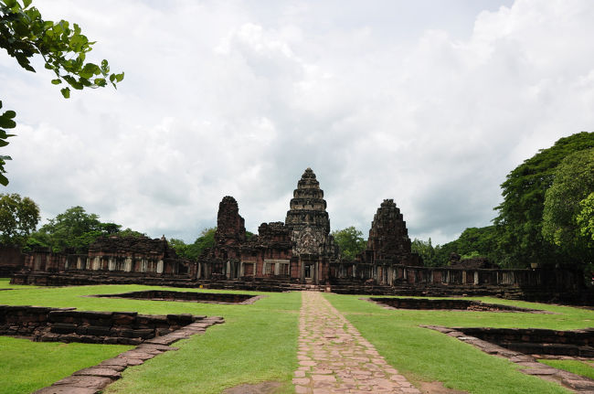 タイ東北地方の玄関口ナコーン・ラーチャシーマー（コラート）の近くにあるピマーイ遺跡(Phimai Historical Park)へ日帰り旅行をしてきました。<br /><br />1000年以上前にクメール王朝によって造られたこの町は「タイのアンコールワット」とも呼ばれ、カンボジアのアンコールワットにそっくり。というよりこちらの方が時代は先なので、ピーマイがアンコールワットの試作品と考えられています。規模も高さもミニ版ですが、建築様式や装飾は驚くほど似ていました。そしてよく復元・整備されています。<br /><br />世界遺産と言われることもありますが、公式サイトを見ると未公認のようです。しかしながら非常に価値のある文化遺産には違いなく、充実した見学でした。<br /><br />　　※━━━━━━━━━━━━━━━※<br />今回はパンダバスの日帰りツアーを利用しました。<br />回 パンダバス 回<br />http://www.pandabus.com/tour_detail.php?tourCode=BKK_PM&amp;brCd=bkk&amp;periodTo=2011-09-30<br /><br />　　※━━━━━━━━━━━━━━━※<br />回 Korat Magazine (日本語) 回<br />http://www.koratmagazine.in.th/sight/phimai/jphimai.htm<br /><br />回 Computer Reconstruction: Temple site at Phimai  回<br />カルガリー大のレヴィー准教授がCGによってピーマイ遺跡を復元しています。遺跡公園内でもビデオで見ましたが、その実際の瓦礫から遺跡を復元する行程がよくわかり、見学し終わった遺跡に対する目が変わりました。<br />http://en.wikipedia.org/wiki/Phimai_historical_park