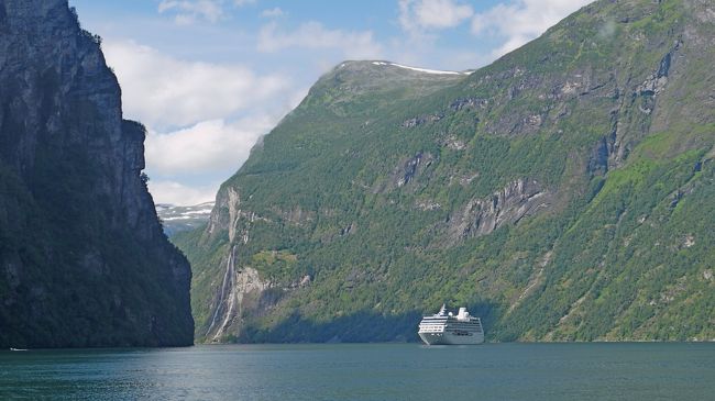 昨日は曇り空の中のHellesylt-Geiranger間のフェリーだった．本日はGeiranger Fjord Serviceという船に乗って雪辱を期した．家人がどうしてももう一度行きたいと．晴れてすばらしい景色だった．広角レンズで撮影したが，本物のすばらしさはなかなか写真には出ない．0930のフェリーで，Hellesyltの湾のところで1015折り返し，二組を途中でおろして，1113にGeirangerに戻ってきた．フェリーよりややスピードが遅く，陸に近いところを通ったり，途中でおろしたりして楽しかった．さあこれから63号線をTrollstingenに向かう．一人170NOK