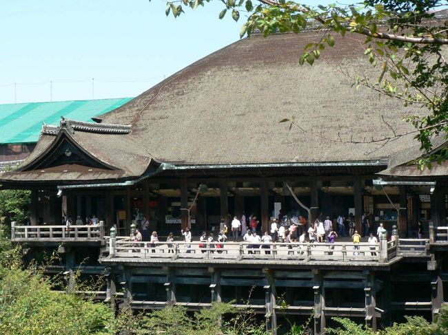 清水寺（きよみずでら）は、法相宗系の寺院で、広隆寺、鞍馬寺とともに、平安京遷都以前からの歴史をもつ寺院の1つ。石山寺（滋賀県大津市）、長谷寺（奈良県桜井市）などと並び、日本有数の観音霊場。『枕草子』では「さわがしきもの」に清水観音の縁日が登場、『源氏物語』「夕顔」の巻や『今昔物語集』にも清水観音が登場し平安時代中期にはすでに観音霊場として広く信仰を集めていたことが良くわかる。<br />また金閣寺、銀閣寺、龍安寺などと並ぶ京都市内でも有数の観光地で古都京都の文化財としてユネスコ世界遺産に登録されている。<br />境内は標高２４２ｍの清水山（音羽山）中腹に石垣を築いて整地され、入口の仁王門、西門、三重塔、鐘楼、経堂、田村堂（開山堂）、朝倉堂、本堂、釈迦堂、阿弥陀堂、奥の院などが並んでいる。本堂東側の石段を下りた先には寺名の由来でもある名水が３本の筧（かけい）から流れ落ちており、「音羽の滝」と呼ばれている。清水の舞台の次に有名な音羽の滝は平安時代以前から「黄金水」「延命水」とよばれ親しまれてきた。三筋の滝のご利益は向かって右から健康、美容、出世（観光用には健康・学業・縁結び）となっている。３種類全部飲むと欲深いということになりご利益が消えてしまうそうなので要注意だ。<br />（写真は清水寺本堂の舞台）<br />