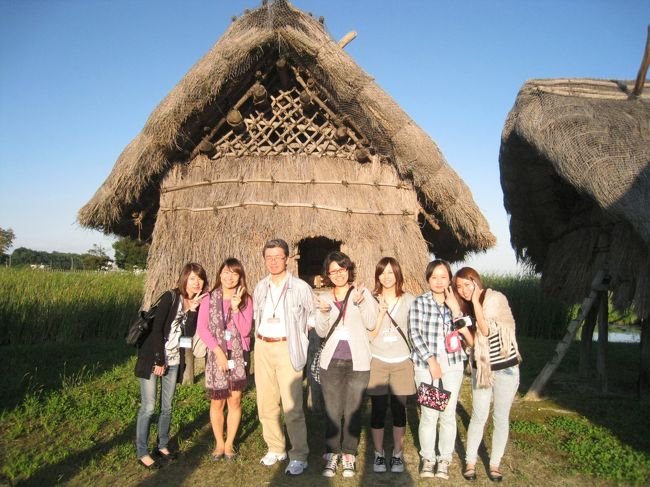 110923-24 留学生20名あまりを連れて国東半島を旅行してきました。国東氏安国寺にある「国東市歴史体験学習館」での勾玉作り・火おこし体験に童心に戻って熱中し、高床式住居などを見学して古代の日本にタイムスリップ、その日は国東市の職員の方々と懇親会をして交流。<br /><br />「国東市歴史体験学習館」→ http://web.city.kunisaki.oita.jp/yayoinomura/taikengakushukan.jsp<br /><br /><br />翌日は、町おこしの富来開運ロードを富来開運橋から富来城址、萬弘寺、八坂神社など3キロの行程を散策しました。佐賀唐津の宝島と同じく宝くじの開運を売り物に町おこしをしようという地元の方々の熱い思いが伝わってきます。そのあと両子寺を見学、12年目の開帳の年にあたった文殊仙寺で護摩焚祈願を体験、天台宗の密教文化のミステリアスな雰囲気に留学生も興味津津のようでした。<br /><br />富来開運ロード → http://www.tomikuru.net/aboutus.html<br />両子寺 → http://www.futagoji.jp/<br />文殊仙寺 → http://www.monjyusenji.com/<br /><br /><br />午後3時に国東を出て福岡へ、予定通り6時前には博多駅に到着、解散しました。<br /><br />今回の国東半島研修旅行は、六郷満山文化の寺社・仏閣や弥生文化の足跡など、思いがけなく様々な日本文化の奥の深さに触れることが出来て大満足の旅になりました。みなさんも一度行かれることをお勧めします。