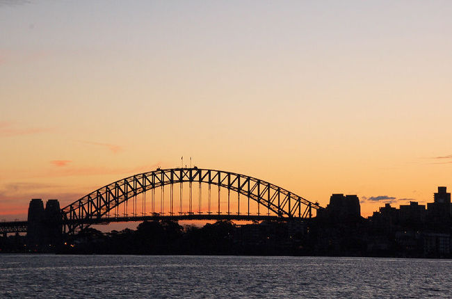 タロンガ動物園を満喫したあとは、再びフェリーに乗ってサーキュラーキー(Circular Quay)の波止場まで戻りました。フェリーの上からは、シドニーの夕方の景色が見えました。<br /><br />なお、このアルバムは、ガンまる日記：シドニーの夕焼け[http://marumi.tea-nifty.com/gammaru/2011/09/post-0668.html]とリンクしています。詳細については、そちらをご覧くだされば幸いです。