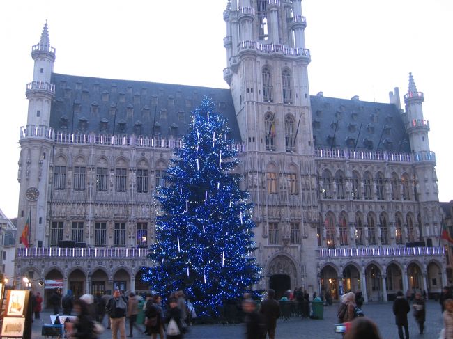 ブリュッセルに１２月に出かけました<br />クリスマスシーズンでもあり、昼間の観光とともに<br />夜のライトアップ、そして、グランプラスのすぐ近くの<br />クリスマーケットを２箇所行きました