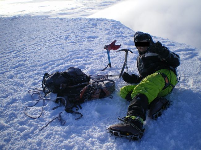 職場で１週間の休みをいただいたので、前々から構想を立てていた海外登山に行ってきました。<br />候補としてなんとなく4000～6000mくらいの登りやすそうな山を選びました。<br />・中国の大姑娘山(5025m)<br />・タンザニアのキリマンジャロ(5895m)<br />・パプワニューギニアのウィルヘルム山(4508m)<br />・モロッコのツブカル山(4167m)<br />・エクアドルのチンボラソ山、コトパクシ山(6267m、5897m)<br />を考えていましたが、結局日数と難易度を考慮してエクアドルの2山に登ろうと決めました。<br /><br />アトランタ経由、デルタ航空の航空券をとったのが15日前と結構ギリギリで、出発前も仕事の関係でかなりどたばた<br />しましたが、初めて経験するピッケルとアイゼンを使ってコトパクシは登頂してきました。<br />登頂の際、経験の少なそうな若いガイドだったためか、軽く迷ったぽいたものの、高度障害もなく快調にとばしなんとか山頂にたどり着けました。<br /><br />しかし、安物のサングラスを現地で借用したためか、下山の途中、雪目で左目の視力を完全に失い(右眼は軽度)、残念ながらギリギリの日程のため、次の日から予定していたチンボラソ登頂はあきらめました。下山時はいろいろと限界に達していたため写真をとる余裕も全くありませんでした。<br /><br />下山時の恐怖を生涯忘れることはなさそうです。<br /><br />海外旅行を繰り返すにつれ、刺激の多いことを求めるようになってきたのでちょうどいいタイミングで社会人になれてよかった。<br /><br /><br />初日にピチンチャ山(4600～4800m)で高地順応を済ませ、夕方からコトパクシ山にやや近いラタクンガへ。<br />英語の話せるガイドをさがしまわりました。どこの旅行会社で聞いても単独なら250＄でした。