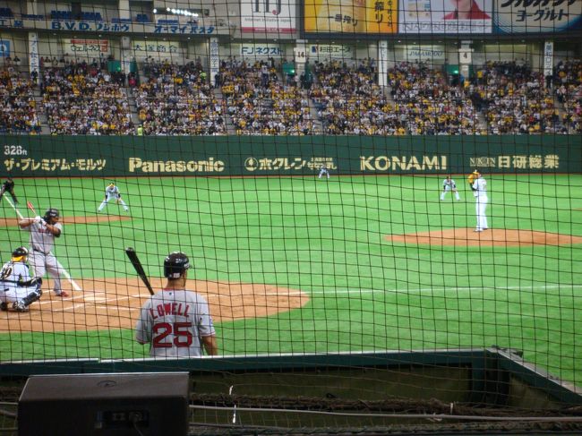 ２００８年はＭＬＢの開幕戦　『ボストンレッドソックスVSオークランドアスレチックス』の試合が東京ドームで予定されていた。<br /><br />１か月前にＭＬＢの開幕戦前に東京ドームで行われる　２００８　プレシーズンマッチ　『阪神タイガースVSボストンレッドソックス』のチケットがとれたと先輩から誘われて、即決で行くことを決める♪<br /><br /><br />３/２２　関西から夜中に出発して車で東京ドームへ行く。<br /><br />１０：００　東京ドームに到着　練習を見る。<br /><br />１２：００　『阪神タイガースVSボストンレッドソックス』試合開始<br /><br /><br /><br />◎個性的なボストンレッドソックスのＭ.ラミレスが好きだったので、楽しみだった。<br />（M.ラミレス　２０１１年　シーズン途中引退）<br />◎もう１人ボストンレッドソックスD.オルティズを見るのが楽しみだった。<br />（D.オルティズ　２０１１年　ボストンレッドソックス現役）<br />◎阪神タイガースとどんな試合をするのか楽しみだった。<br /><br />※試合開始早々、D.オルティズのレフトへの弾丸ライナーがあっという間にスタンドへすごいホームランだった♪<br />※Ｍ.ラミレスの打席が近くで見れてすごく良かった♪<br />※藤川球児投手ＶＳボストンレッドソックスの打者と対戦も見れてよかった♪<br /><br />この試合は阪神タイガース　５−６　ボストンレッドソックスでした。<br /><br /><br />試合終了後、翌日の『阪神タイガースVSオークランドアスレチックス』のチケットを東京ドームの売り場でレフト外野席を購入して、翌日も観戦することにする。<br /><br />東京ドームからホテルをとっていた浅草に行く。<br />浅草周辺を観光し、ホテルに宿泊する。<br /><br />２３日『阪神タイガースVSオークランドアスレチックス』<br /><br />レフトで観戦だったので、応援モードだったので、写真は、少ないです。<br /><br />この試合は　　阪神タイガース　２−１０　オークランドアスレッチクスが勝ちました。<br /><br /><br />ＭＬＢの選手のパワーはすごいと思いました。