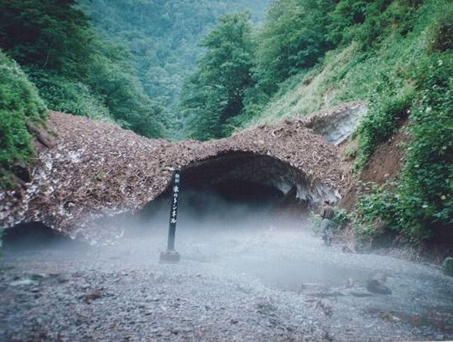 「B級でマイナー」というと失礼かもしれませんが、<br /><br />あまり一般的にメジャーではない観光地も全国にはたくさんあります。<br /><br />今回は、北海道西興部村の「氷のトンネル」をご紹介します。<br /><br />2001年の崩落事故のため、現在は1年に1日しか見学できないレアな観光地です。 <br /><br /><br />★「B級でマイナーな観光地」シリーズ<br /><br />荒川ロックゲート(東京)<br />http://4travel.jp/travelogue/10438358<br />鮮魚列車&日本一短い商店街(大阪)<br />http://4travel.jp/travelogue/10420078<br />鹿嶋まつり&鹿島臨海鉄道鹿島臨港線(茨城)<br />http://4travel.jp/travelogue/10623562<br />鳴海球場跡(愛知)<br />http://4travel.jp/travelogue/10416547<br />西寺跡(京都)<br />http://4travel.jp/travelogue/10467065<br />「戸(へ)」のつく街めぐり(青森&岩手)<br />https://ssl.4travel.jp/tcs/t/editalbum/<br />関西電力黒部専用鉄道“上部軌道”(富山)<br />http://4travel.jp/travelogue/10535489<br />嘉穂劇場(福岡)<br />http://4travel.jp/travelogue/10536327<br />遊楽部川の鮭の遡上(北海道)<br />http://4travel.jp/travelogue/10555940<br />石見神社&白鳥城(兵庫)<br />http://4travel.jp/travelogue/10421611<br />西武秩父線のローカル駅(埼玉)<br />http://4travel.jp/travelogue/10441164<br />深谷駅&さきたま古墳&あついぞ!熊谷(埼玉)<br />http://4travel.jp/travelogue/10439881<br />内之浦&宮之城&藺牟田池(鹿児島)<br />http://4travel.jp/travelogue/10470926<br />京都一条妖怪ストリート(京都)<br />http://4travel.jp/travelogue/10565267<br />町田リス園(東京)<br />http://4travel.jp/travelogue/10416970<br />靭(うつぼ)公園(大阪)<br />http://4travel.jp/travelogue/10420097<br />士幌線廃線跡(北海道)<br />http://4travel.jp/traveler/satorumo/album/10440854/<br />氷のトンネル(北海道)<br />http://4travel.jp/travelogue/10606410<br />日本最北のマクドナルド&地吹雪の抜海駅(北海道)<br />http://4travel.jp/travelogue/10431780<br />“ののちゃん”と“タブチくん”のふるさと・玉野(岡山)<br />http://4travel.jp/travelogue/10563273<br />立山砂防軌道&立山カルデラ(富山)<br />http://4travel.jp/travelogue/10533323<br />日本一の長寿村&塩川&喜屋武岬(沖縄)<br />http://4travel.jp/travelogue/10470372<br />伊勢崎西部公園(群馬)<br />http://4travel.jp/traveler/satorumo/album/10723218<br />長浜大橋(愛媛)<br />http://4travel.jp/travelogue/10450812<br />くりはら田園鉄道乗車会(宮城)<br />http://4travel.jp/travelogue/10620825<br />塩田津&八本木宿&浜金屋&筑後川昇開橋(佐賀)<br />http://4travel.jp/travelogue/10468519<br />モエレ沼公園&宮島沼&777段ズリ山階段(北海道)<br />http://4travel.jp/travelogue/10462083<br />河童の里(福岡)<br />http://4travel.jp/travelogue/10478346<br />有田川町鉄道公園(和歌山)<br />http://4travel.jp/travelogue/10606420<br />小さい鳥居と愛野駅(長崎)<br />http://4travel.jp/travelogue/10520959<br />日本列島公園(愛知)<br />http://4travel.jp/travelogue/10472030<br />エキスポカフェ(大阪)<br />http://4travel.jp/traveler/satorumo/album/10561367/<br />吉野家ひめゆり通り店(沖縄)<br />http://4travel.jp/traveler/satorumo/album/10474837/<br />深泥池(京都)<br />http://4travel.jp/traveler/satorumo/album/10482981/<br />おっぱい観音&ち○こ神社&ま○こ神社(愛知)<br />http://4travel.jp/traveler/satorumo/album/10467364/<br />おっぱい神社&石のかざぐるま(岡山)<br />http://4travel.jp/traveler/satorumo/album/10467364/<br />赤川仮橋(大阪)<br />http://4travel.jp/traveler/satorumo/album/10465150/<br />立体交差する川&日本最古の油田跡(新潟)<br />http://4travel.jp/traveler/satorumo/album/10431152/<br />松尾鉱山跡(岩手)<br />http://4travel.jp/traveler/satorumo/album/10468179/<br />炭鉱の島・池島(長崎)<br />http://4travel.jp/traveler/satorumo/album/10471632/<br />アンモナイト&トロッコ(北海道)<br />http://4travel.jp/traveler/satorumo/album/10486376/ <br />スウェーデンヒルズ(北海道)<br />http://4travel.jp/traveler/satorumo/album/10487107/<br />白石川白鳥飛来地(宮城)<br />http://4travel.jp/traveler/satorumo/album/10518997/<br />沖縄県人の街(大阪市大正区)<br />http://4travel.jp/traveler/satorumo/album/10524096/ <br />桃太郎神社(愛知)<br />http://4travel.jp/traveler/satorumo/album/10532980/ <br />県下唯一の村・大衡村(宮城)<br />http://4travel.jp/traveler/satorumo/album/10562157/<br />東急東横線の廃線跡めぐり(神奈川)<br />http://4travel.jp/traveler/satorumo/album/10636836/<br />http://4travel.jp/traveler/satorumo/album/10645445<br />珈琲園ぶらじる(東京)<br />http://4travel.jp/traveler/satorumo/album/10683513/<br />鉄道ファンの聖地“ナイアガラ”(東京)<br />http://4travel.jp/traveler/satorumo/album/10697557/<br />http://4travel.jp/travelogue/10971520<br />大和駐屯地56周年記念行事(宮城)<br />http://4travel.jp/traveler/satorumo/album/10717128/<br />大和町の祭り「島田飴まつり」(宮城)<br />http://4travel.jp/traveler/satorumo/album/10754350/<br />http://4travel.jp/traveler/satorumo/album/10637868/ <br />“まほろば”の街・大和町(宮城)<br />http://4travel.jp/traveler/satorumo/album/10576613/<br />大和町の祭り「輪くぐり」(宮城)<br />http://4travel.jp/traveler/satorumo/album/10589009/<br />大和町の祭り「やぶさめ」(宮城)<br />http://4travel.jp/traveler/satorumo/album/10613094<br />スリランカセンター(宮城)<br />http://4travel.jp/traveler/satorumo/album/10787912/<br />奥羽本線スイッチバック跡「大沢駅&峠駅&板谷駅」(山形)<br />http://4travel.jp/traveler/satorumo/album/10794623/<br />奥羽本線スイッチバック跡「赤岩駅」(福島)<br />http://4travel.jp/traveler/satorumo/album/10797881<br />あくねツーリングSTAYtion(鹿児島)<br />http://4travel.jp/traveler/satorumo/album/10827924/<br />ブルートレインたらぎ(熊本)<br />http://4travel.jp/traveler/satorumo/album/10835575<br />多磨霊園(東京)<br />http://4travel.jp/travelogue/10857817<br />薬師公園(岩手)<br />http://4travel.jp/travelogue/10892441<br />JICA地球ひろばでネパール料理(東京)<br />http://4travel.jp/travelogue/10899446<br />鶴亀屋食堂(青森)<br />http://4travel.jp/travelogue/10922752<br />高輪橋架動橋(東京)<br />http://4travel.jp/travelogue/10944478<br />山道国道(福島)<br />http://4travel.jp/travelogue/10437982<br />日本一短い川「ぶつぶつ川」(和歌山)<br />http://4travel.jp/traveler/satorumo/album/10415707/<br />日本一寒い街「美深」(北海道)<br />http://4travel.jp/travelogue/10432285<br />宇宙村(東京)<br />http://4travel.jp/travelogue/11020775<br />讃岐うどん 條辺(埼玉)<br />http://4travel.jp/travelogue/10860967<br />京都激辛商店街(京都)<br />http://4travel.jp/travelogue/11047202<br />神田一安い居酒ヤ「とうきょう」(東京)<br />http://4travel.jp/travelogue/11053874<br />東急東横線の廃線跡めぐり(東京)<br />http://4travel.jp/travelogue/10899445<br />小田急小田原線の廃線跡めぐり(東京)<br />http://4travel.jp/travelogue/10912625<br />東京大仏&植村冒険館&水車公園&竹の子公園(東京)<br />http://4travel.jp/travelogue/11069939<br />北見ハッカ記念館&JR金華駅(北海道)<br />http://4travel.jp/travelogue/11072666<br />ほたるの里童謡公園(長野)<br />http://4travel.jp/travelogue/11080024<br />日本一低い山“日和山”(宮城) <br />http://4travel.jp/travelogue/11084412<br />エコポリスセンター&熱帯環境植物館&リサイクルプラザ(東京)<br />http://4travel.jp/travelogue/11085240<br />日本で海岸線から一番遠い地点(長野)<br />http://4travel.jp/travelogue/11096788<br />すぎなみ知る区ロード(東京)<br />http://4travel.jp/travelogue/11105158<br />東峰神社(千葉)<br />http://4travel.jp/travelogue/11112662<br />すなば珈琲(鳥取)<br />http://4travel.jp/travelogue/11124525<br />