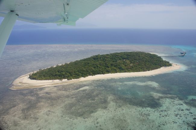 グレートバリアリーフを上空から眺めいよいよグリーン島へ到着！！<br /><br />ラッキーな事に快晴♪♪風もなく海も透明度抜群！！<br /><br />わずか3時間程の滞在でしたが、シーウォーカー体験もできグリーン島満喫できました