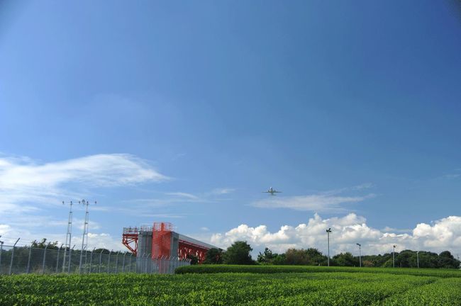 富士山静岡空港へ飛行機を撮りたくて行ってきました。<br />ここには、開港前から何度も来ています。食え広州編を自伝社でううしたこともあり、<br />今回は、そんなことも思い出しながら空港周辺もウロウロしてきました。<br /><br />空港南側に来ました。<br />前回は、着陸だったのですが今回は離陸です。<br /><br />★富士山静岡空港のHPです。<br />http://www.mtfuji-shizuokaairport.jp/<br /><br />