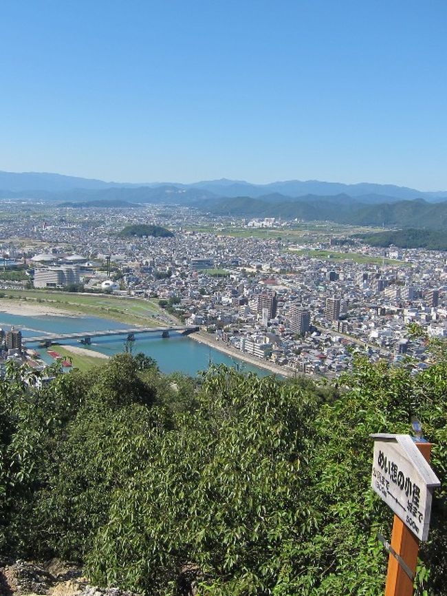 連休中の天気があまりにも良かったので、金華山に行って見ることとしました。<br />せっかくのいい天気なので、ロープウェイではなく、散策がてらに歩いて登ってみました。<br />何十年ぶりかの金華山です。