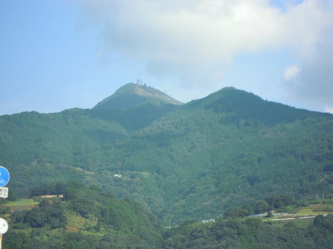 高知県と愛媛県の県境にある中津明神山（１５４０．６ｍ）に登った。<br />高速を須崎東で降りて５６号線、４９４号線、３３号線、３６３号線に入り吾川スカイパークの駐車場に　車を止めさせてもらった。<br />頂上まで車道はあるが歩いて登山。<br />何度も車道を横切る登山コースではあるが　久しぶりの山歩きであった。