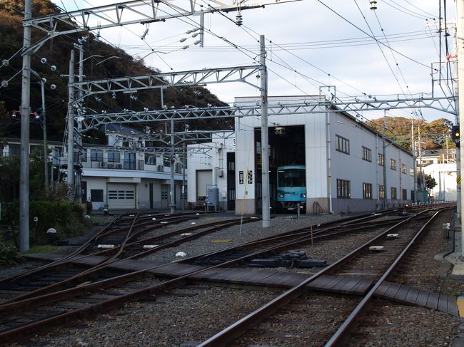 　鎌倉市極楽寺3には江ノ電検車区がある。江ノ電では唯一の検車区であり、江ノ電の電車の車庫がある。検車庫などは新しく建て直された。<br />　毎年11月には「タンコロ祭り」が開かれる。極楽寺駅下車徒歩3分。そういえば、鎌倉海浜公園（由比ガ浜地区）では、晴天時のみ旧型の江ノ電車両（愛称タンコロ）を展示していると聞いていたが、行ってみたがわからなかった。どうやら、道路を隔てた向こうにあるらしい。<br />（表紙写真は江ノ電検車区）