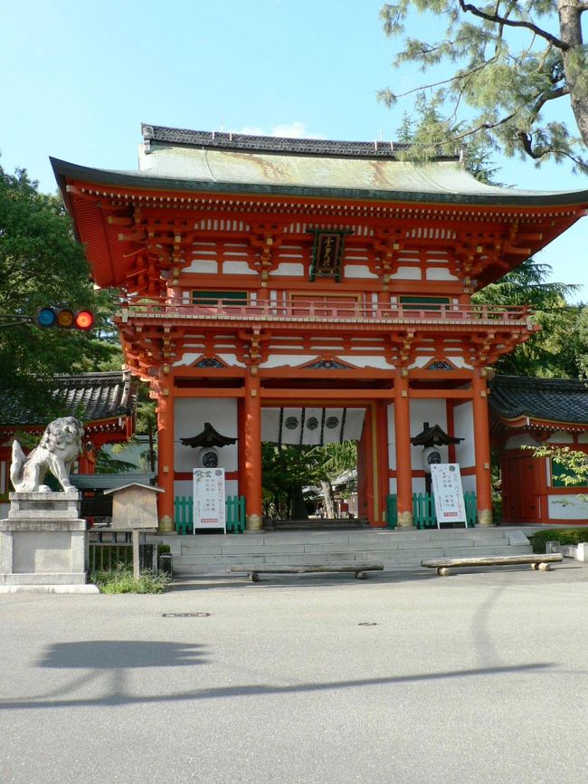 今宮神社（いまみやじんじゃ）は５代将軍綱吉の生母・桂昌院ゆかりの神社であることから別名「玉の輿（たまのこし）神社」とも言われる。今宮神社は９９４年船岡山で御霊会が行われた後、１００１年に現在地に神殿が造営され３柱の神が祀られたのが始まるとされる。京都西陣の八百屋に生まれた「お玉」が徳川３代将軍家光の側室となり、５代将軍綱吉の生母・桂昌院として従一位となったことから「玉の輿」と言うことわざが出来たとの説がある。桂昌院は京都の寺社の復興に力を注いだが、氏神である今宮神社の復興にも力を入れ社殿を修復し四基の鉾を寄進したそうだ。 <br />船岡温泉（ふなおかおんせん）は、京都市北区の船岡山南麓、鞍馬口通の南側に面する銭湯で元は料理旅館「舟岡楼」。１９２３年に建築され１９３３年に特殊舟岡温泉と改称され電気風呂を設けたが戦中戦後に窮乏し、１９４７年、一般公衆浴場として営業を再開したが外観、内装は料理旅館当時の姿を保っており、京都を旅する外国人にも人気がある。<br />（写真は今宮神社）<br />