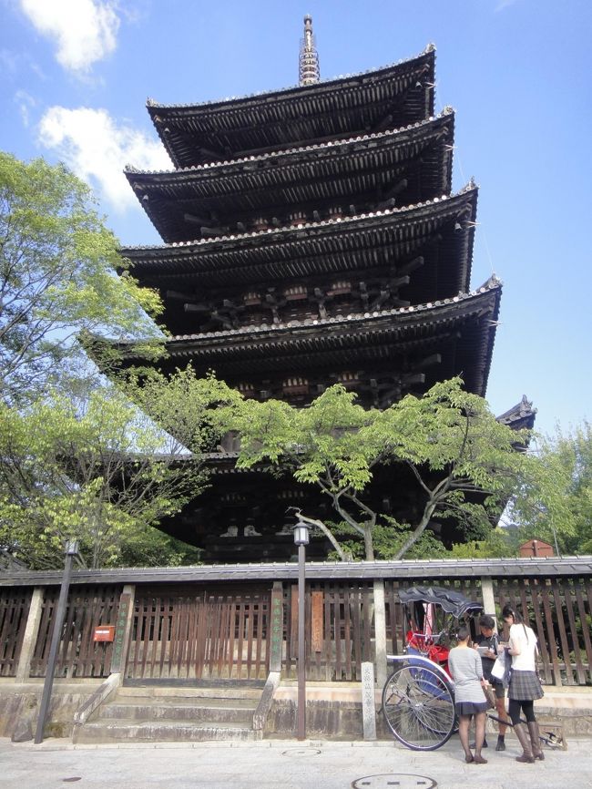 京都の清水寺近辺を散策します。<br /><br />まずは腹ごしらえ。【イル・ギオットーネ・京都】でランチです。<br /><br />『安井金比羅宮』、『建仁寺』など回ります。<br /><br />実は、京都に来る一週間前に、ベッドから落ちて足を捻挫し、<br />接骨院に通っています。<br /><br />先生には「暫く安静にしていて下さい。」と言われているので、<br />旅行のことはナイショにして来ました。<br /><br />寺院などは敷地が広く、京都は石畳の上もかなり歩くので、<br />途中から痛みがひどくなってきました。(焦)<br /><br />写真は『法観寺』(八坂の塔)です。<br />http://ja.wikipedia.org/wiki/%E6%B3%95%E8%A6%B3%E5%AF%BA<br /><br />