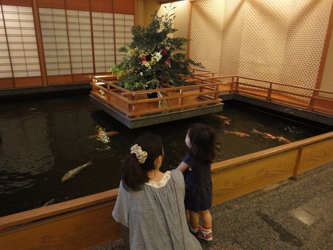 　祖母の家に向かったのが，午後１時過ぎ。最初は元気だったチビ達も，次第に睡魔に襲われてウトウトと…　と，いうことで「また明日朝から来るね〜」と家を後にして，この日宿泊する月岡温泉の「白玉の湯　華鳳」に向かいました。<br />　で，実際に宿泊した感想なのですが…　「また来たい！」と素直に思える旅館でした！　上手く言葉で表現できないのですが，とにかく優雅な気持ちにさせてくれる…　そんな旅館でした。豪華絢爛，とまではいかないまでも，すべてが嫌味なくとても上品にまとまっています。至るところに旅館のスタッフの方がスタンバイしておられ，広い館内を案内してらっしゃいました。ハードも，そしてソフトも大変行き届いた旅館だと思います。全体としてとても満足した滞在となりました。<br />　惜しむらくは，夕食は個室料亭でいただいたのですが，朝食会場が宴会場？　のような，ちょっと殺風景な場所だったこと。バイキングスタイルで，朝から豪華なお料理が並んでいたのですが，シチュエーションだけが残念，でした。