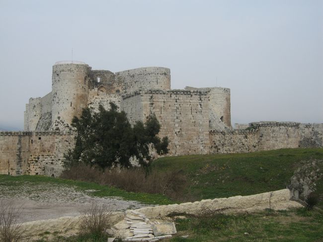 １１４４年に聖ヨハネ騎士団がこの地に城砦を築いた<br />標高６５０ｍの丘に立ち、<br />難攻不落の城として知られ<br />以後、イギリスなどヨーロッパへも城つくりに参考にされ広まった